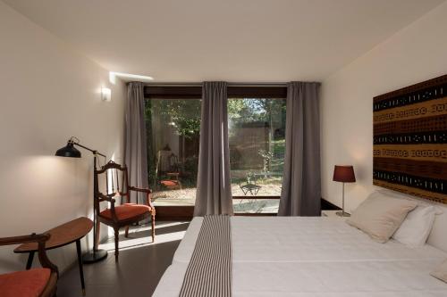PedrosoにあるCasa do Sobreiroのベッドルーム(大型ベッド1台、窓付)