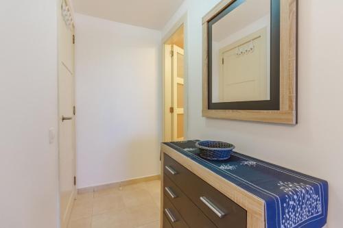 La salle de bains est pourvue d'une commode avec un miroir mural. dans l'établissement Balcon de Los Gigantes 2A037, à Puerto de Santiago