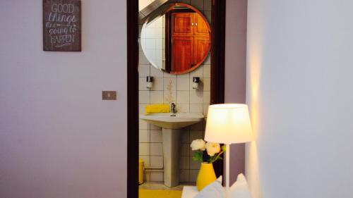 a bathroom with a sink and a mirror at Ideas Peregrinas in Tui