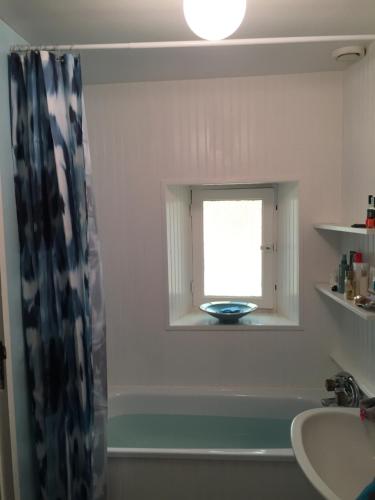 Ванна кімната в La Petite Maison Bleue