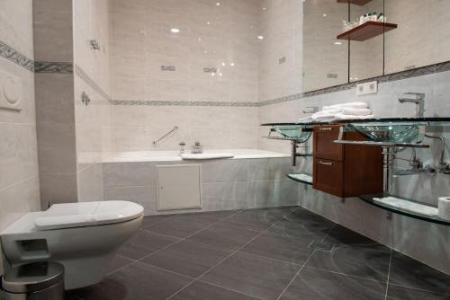 łazienka z toaletą, umywalką i wanną w obiekcie Hotel Stara Lika w mieście Gospić