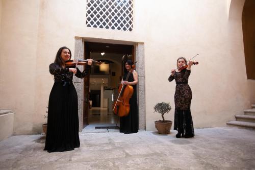 a group of women playing violins andviolins at Le Due Sicilie in Tropea
