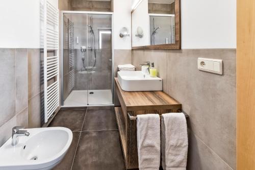 y baño con lavabo y ducha. en Hotel Garni Sonngart en Andrian