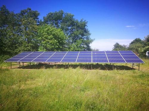 un grupo de paneles solares en un campo en Agroturystyka Chłopy, en Sarbinowo