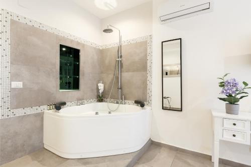 Koupelna v ubytování Aeterna Rooms Collection GuestHouse