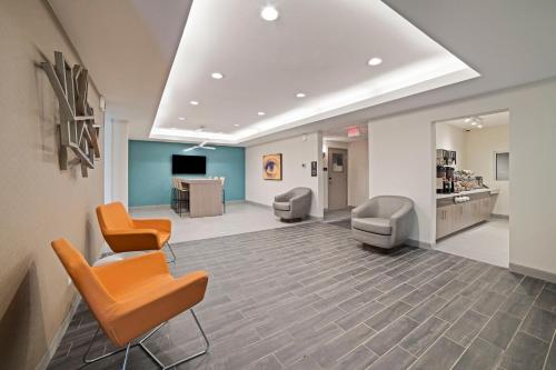 una sala de espera hospital con sillas y TV en Extended Stay America Premier Suites - Greenville - Woodruff Road, en Greenville