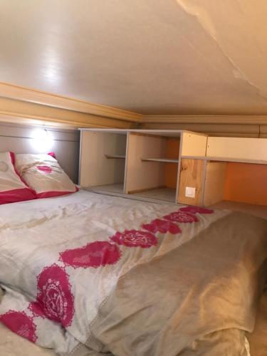 ein kleines Schlafzimmer mit einem Bett mit einer weißen Bettdecke in der Unterkunft Studio des alpes in La Mure