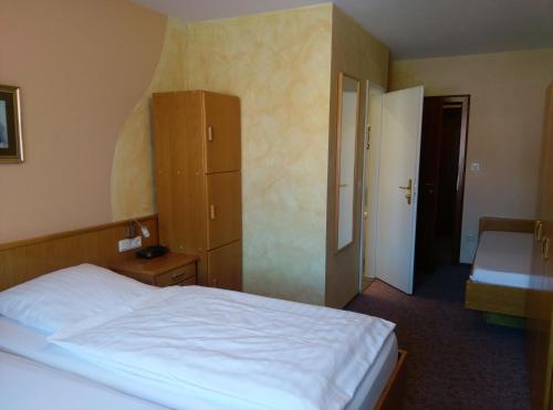 Un pat sau paturi într-o cameră la Landgasthaus zur Linde