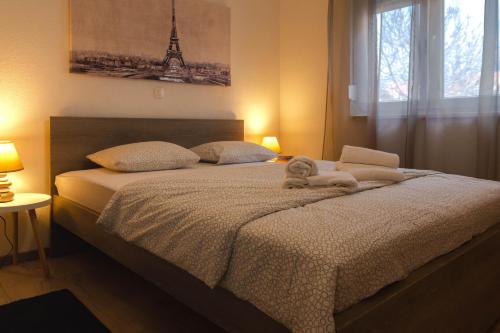 ein Schlafzimmer mit einem Bett mit Handtüchern darauf in der Unterkunft MARIN 1 in Kaštela