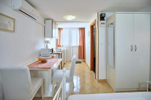 Studio Kristic, cozy studio with a terrace