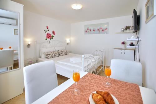 een woonkamer met een tafel met een bord brood bij Studio Kristic in Dubrovnik