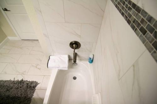 A - New 4 Bedroom Home - 5 Miles to Disney - Free Water Park - Private Pool photo 41
