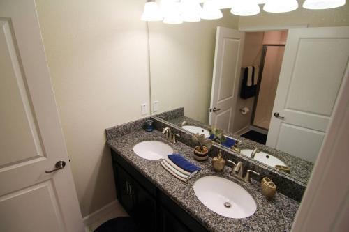 A - New 4 Bedroom Home - 5 Miles to Disney - Free Water Park - Private Pool photo 44