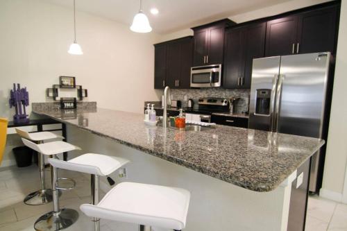 A - New 4 Bedroom Home - 5 Miles to Disney - Free Water Park - Private Pool photo 6