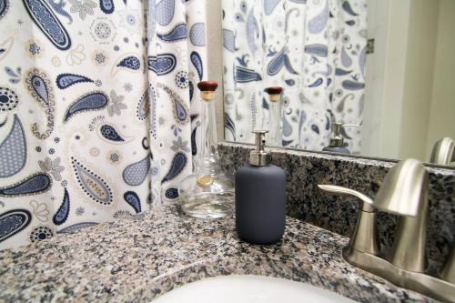 A - New 4 Bedroom Home - 5 Miles to Disney - Free Water Park - Private Pool photo 40