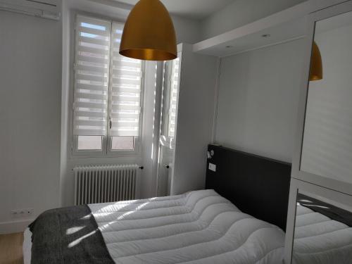 - une chambre avec un lit et une fenêtre avec des volets dans l'établissement Cosy apartment, à Cannes