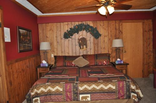 Llit o llits en una habitació de Rocky Ridge Country Lodge