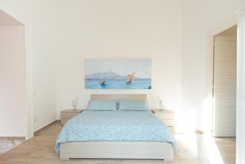 ナポリにあるIn...Napoli B&Bのベッドルーム1室(ベッド1台付)が備わります。壁には絵画が飾られています。