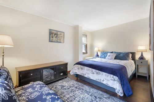 a bedroom with two beds and a couch at Halsey Haven - Center Of Downtown Arts District Apts in Newark