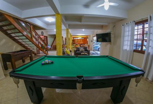 einen Billardtisch in der Mitte eines Wohnzimmers in der Unterkunft Pousada Chaday in Imbituba