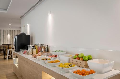 ClipHotel في فيلا نوفا دي غايا: طابور بوفيه مع اطباق من الفواكه والخضار