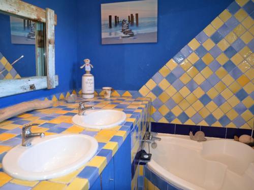 a bathroom with two sinks and a bath tub at un coin de paradis in Six-Fours-les-Plages