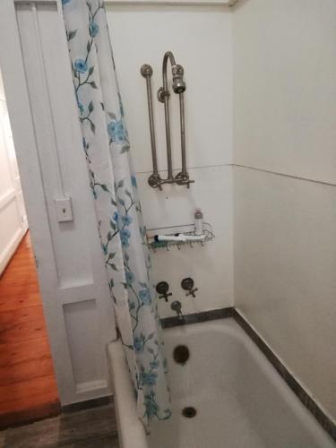 a bath tub in a bathroom with a shower curtain at Casa completa en Gamboa, Canal de Panamá in Gamboa