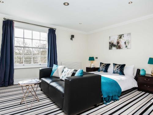 a bedroom with a bed and a couch at 31 Queens Terrace in Southampton