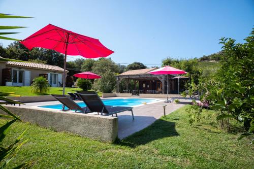 Piscina de la sau aproape de Casa Eva Maria