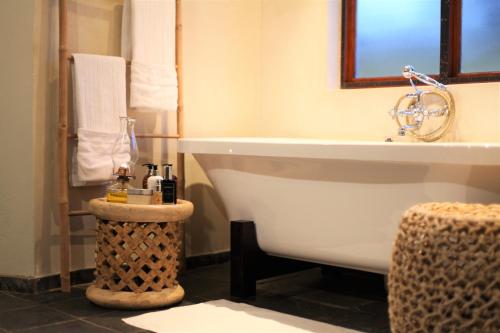 Gambar di galeri bagi Ivory Wilderness River Rock Lodge di Klaserie Private Nature Reserve