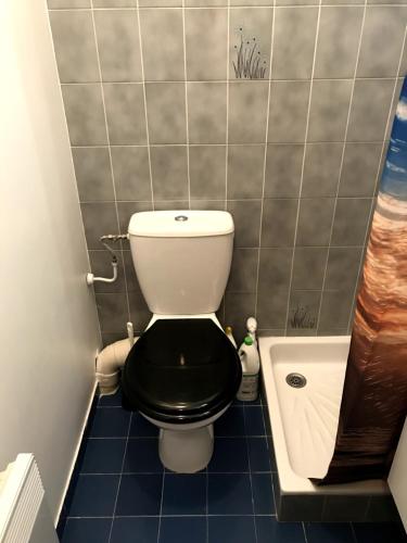 une petite salle de bains avec toilettes et siège noir dans l'établissement Studio Nice colline avec parking privé, à Nice