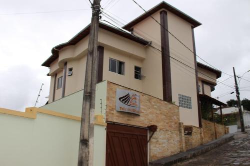 a building with a brown door and a pole at Pousada Caminho Dos Escravos in Diamantina
