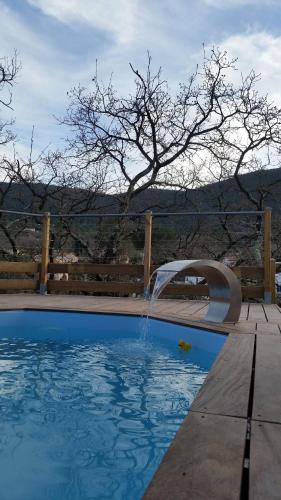 une piscine avec une fontaine au milieu dans l'établissement les chambres de toucas, à Solliès-Toucas