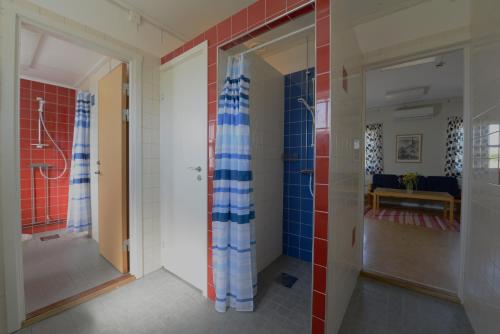Kylpyhuone majoituspaikassa STF Bunge Hostel
