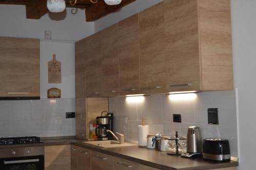 - une cuisine avec des placards en bois et un comptoir dans l'établissement Peter House 24-7 Self Check-in, à Sighişoara