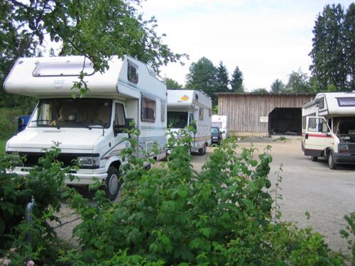 a group of rvs parked in a parking lot at Gasthof Lindenwirt in Denkendorf