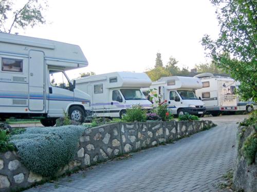 a group of rvs parked in a parking lot at Gasthof Lindenwirt in Denkendorf