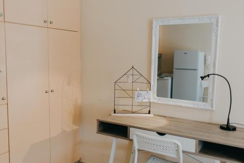 garderoba z biurkiem i lustrem w obiekcie BEST HOUSE, NIRVANA, PATRA w mieście Patras