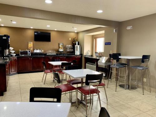 Un restaurante u otro lugar para comer en Microtel Inn & Suites by Wyndham Charleston