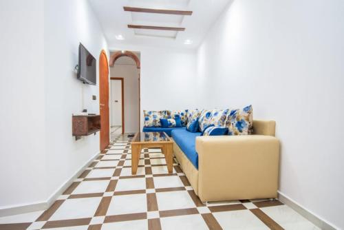 a living room with a couch and a checkered floor at Résidence chaounia d'hote in Chefchaouene