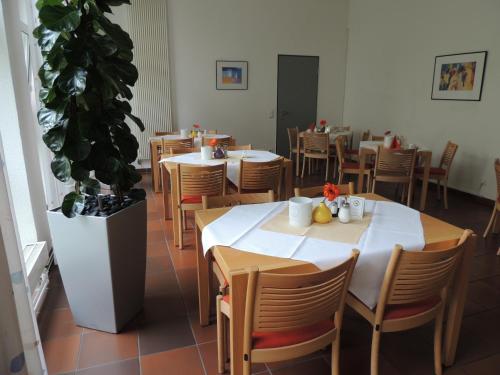 Ein Restaurant oder anderes Speiselokal in der Unterkunft CVJM Düsseldorf Hotel & Tagung 