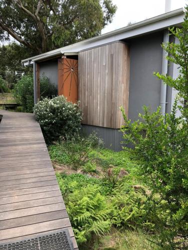 Κήπος έξω από το Messmates Luxury Eco Suites