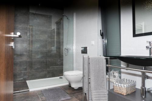 A bathroom at Casa Guarda Rios - São Pedro do Sul