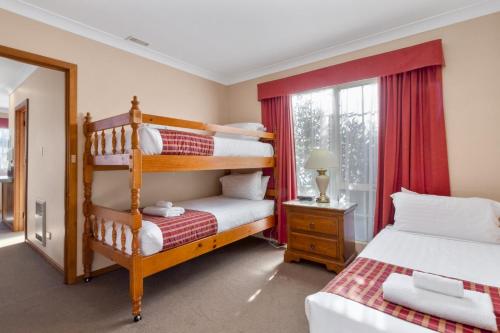 Kerrossänky tai kerrossänkyjä majoituspaikassa Swansea Cottages & Lodge Suites
