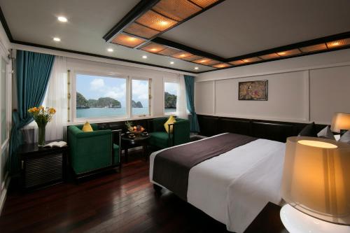 Gallery image of La Regina Royal Cruise in Ha Long