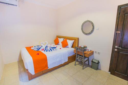 Un dormitorio con una cama, una mesa y un espejo. en Horizon Nusa Penida, en Nusa Penida