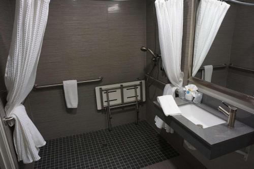 uma casa de banho com um lavatório e um espelho em Hartford Hotel Best Western Signature Collection em Rosemead