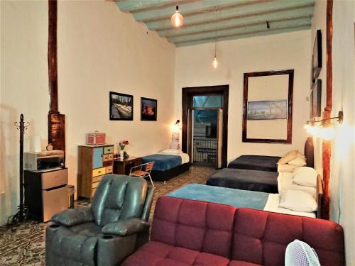 a living room with a couch and a bed and a living room at Suite Vintage in Puebla