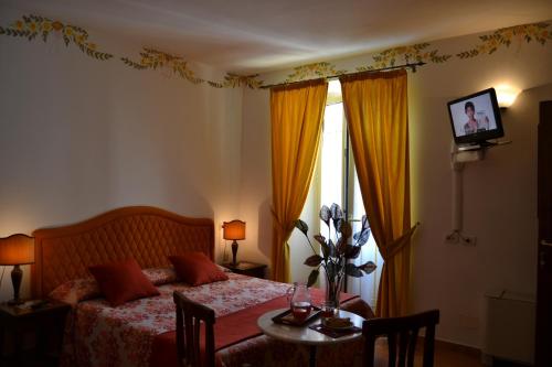 a bedroom with a bed and a table and a window at Il Cantuccio in Poggio Murella