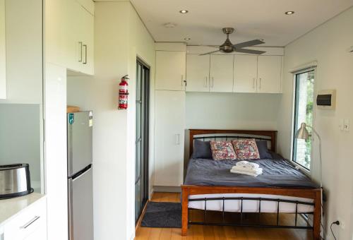 Un pat sau paturi într-o cameră la Beechmont Bean Cabins
